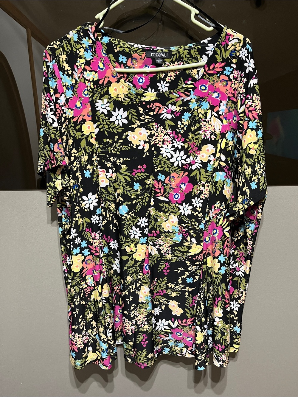 Roz & Ali Black Floral Scoop Neck Blouse with Multicolor Blooms